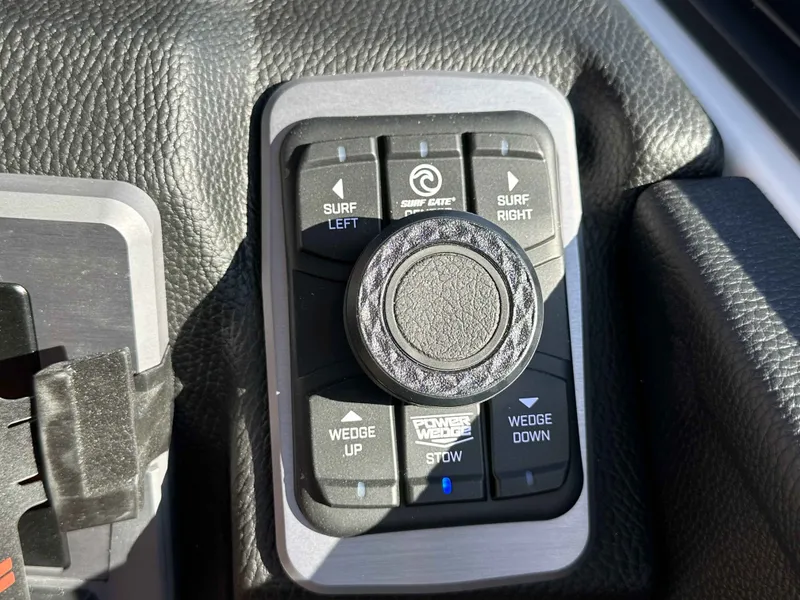 Slide: The Image of Malibu Wakesetter 23 LSV 2026 - 24