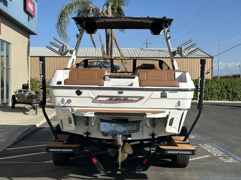 Slide: The Image of Malibu Wakesetter 23 LSV 2026 - 4
