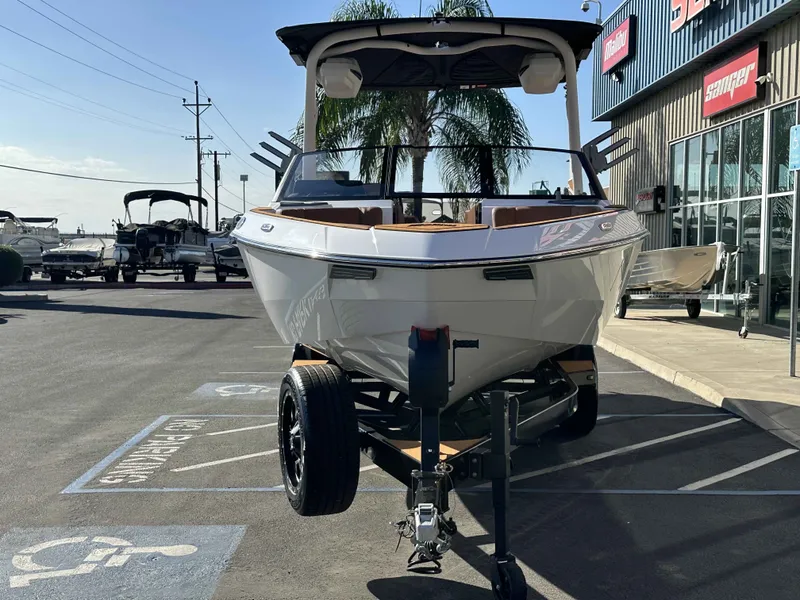 Slide: The Image of Malibu Wakesetter 23 LSV 2026 - 7