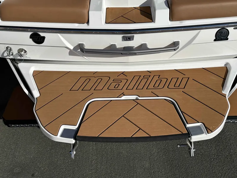 Slide: The Image of Malibu Wakesetter 23 LSV 2026 - 8