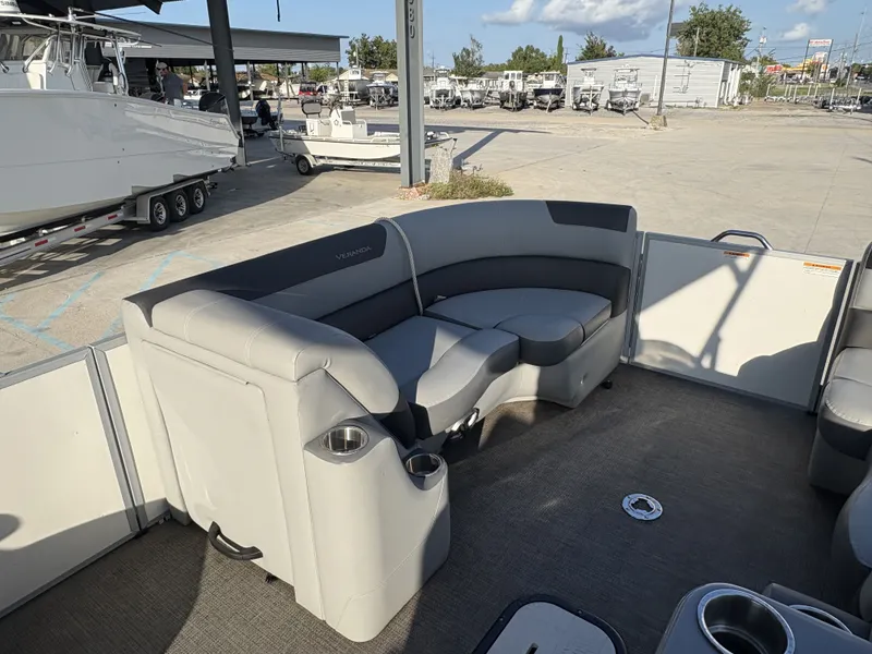 Slide: The Image of Veranda VR22RC 2024 - 8