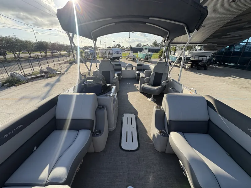 Slide: The Image of Veranda VR22RC 2024 - 9