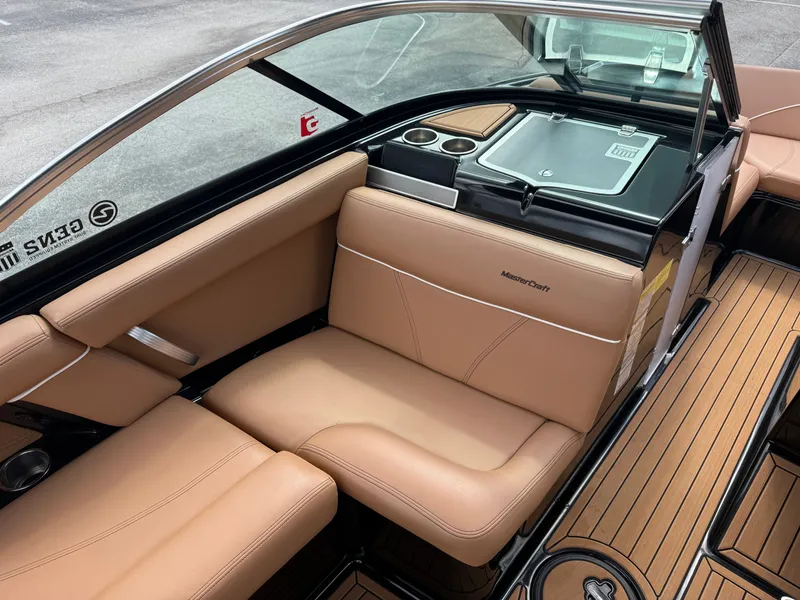 Slide: The Image of MasterCraft XT20 2019 - 10