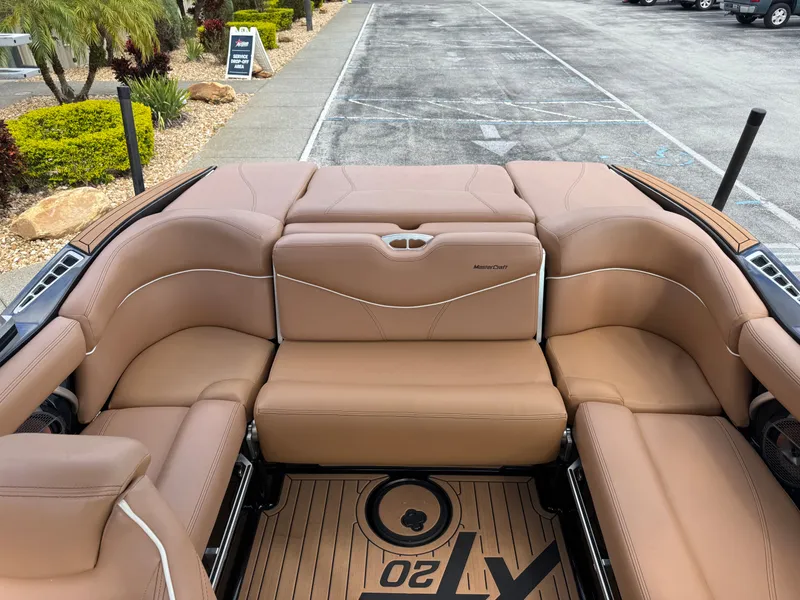 Slide: The Image of MasterCraft XT20 2019 - 11
