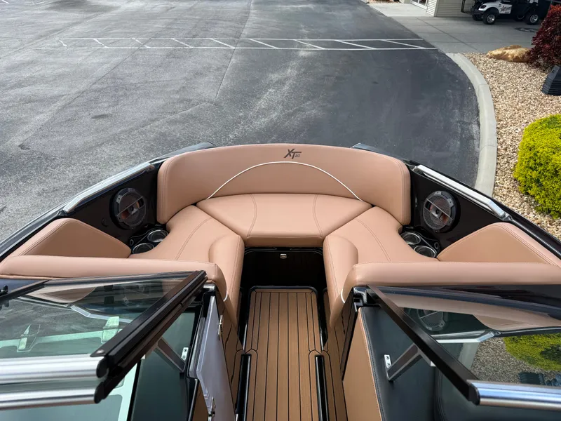 Slide: The Image of MasterCraft XT20 2019 - 12