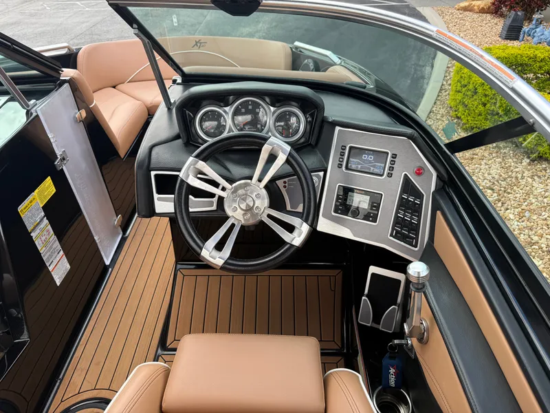 Slide: The Image of MasterCraft XT20 2019 - 14