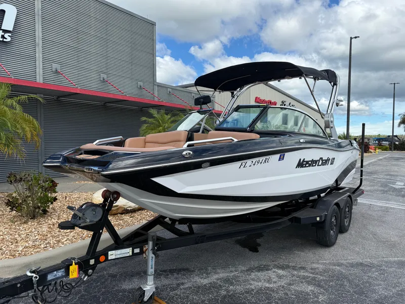 Slide: The Image of MasterCraft XT20 2019 - 2