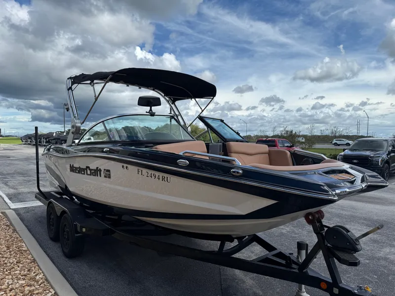 Slide: The Image of MasterCraft XT20 2019 - 4
