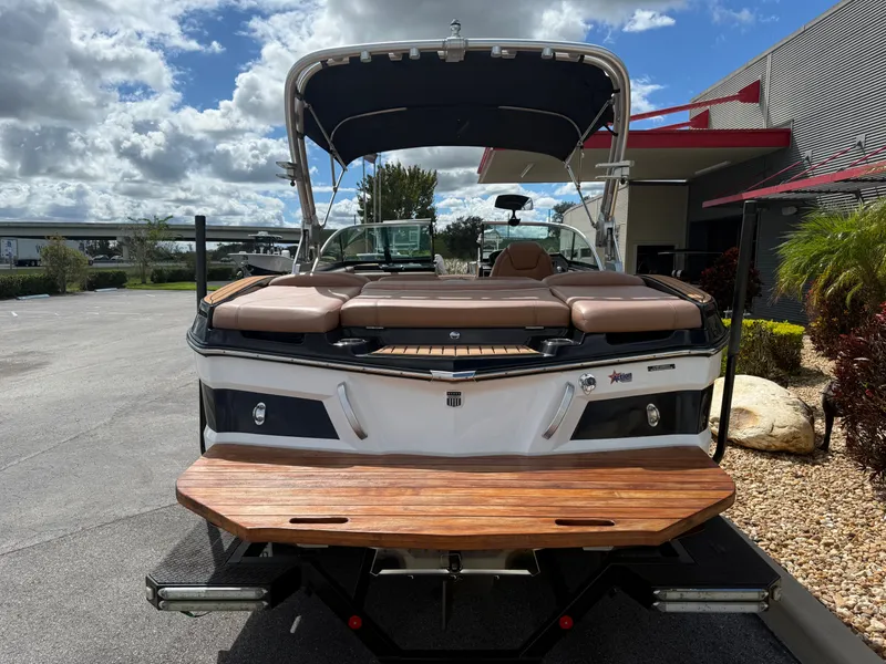 Slide: The Image of MasterCraft XT20 2019 - 6
