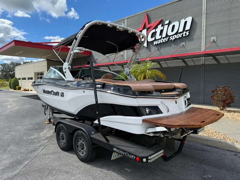 Slide: The Image of MasterCraft XT20 2019 - 7