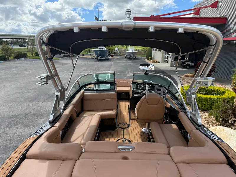 Slide: The Image of MasterCraft XT20 2019 - 8