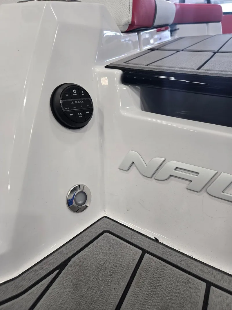 Slide: The Image of Nautique Super Air Nautique GS20 2026 capacity labels for persons and weight. - 23