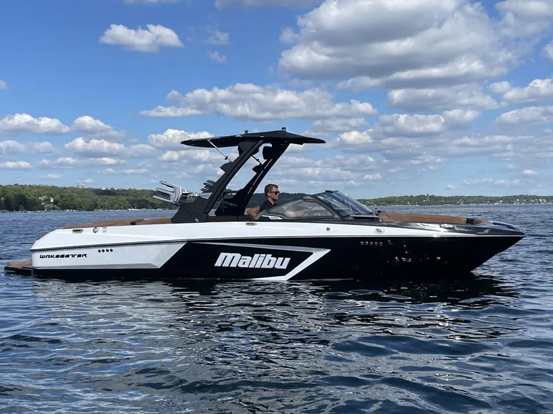 Slide: The Image of Malibu Wakesetter 24 MXZ 2024 - 1