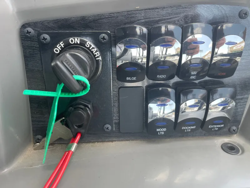 Slide: The Image of Avalon Venture 85 Versatile Rear Bench - 23' 2025 - 21