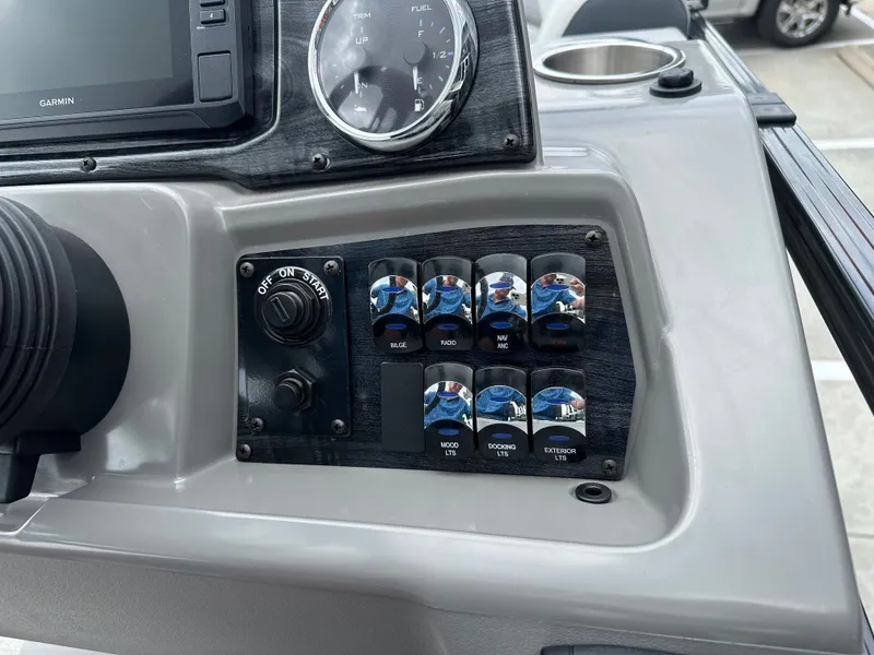 Slide: The Image of Avalon Venture 85 Versatile Rear Bench - 23' 2025 - 17