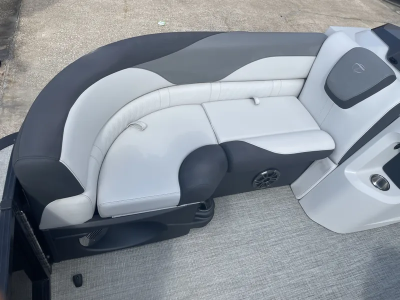 Slide: The Image of Tahoe AVALON LTZ QL21T 2024 - 15