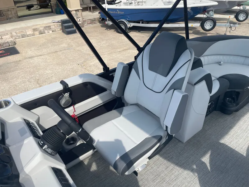 Slide: The Image of Tahoe AVALON LTZ QL21T 2024 - 18