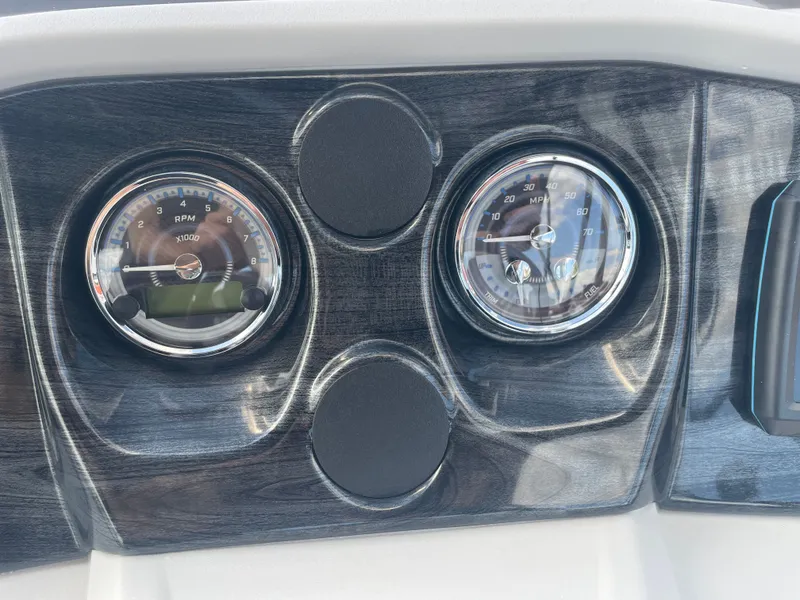 Slide: The Image of Tahoe AVALON LTZ QL21T 2024 - 21