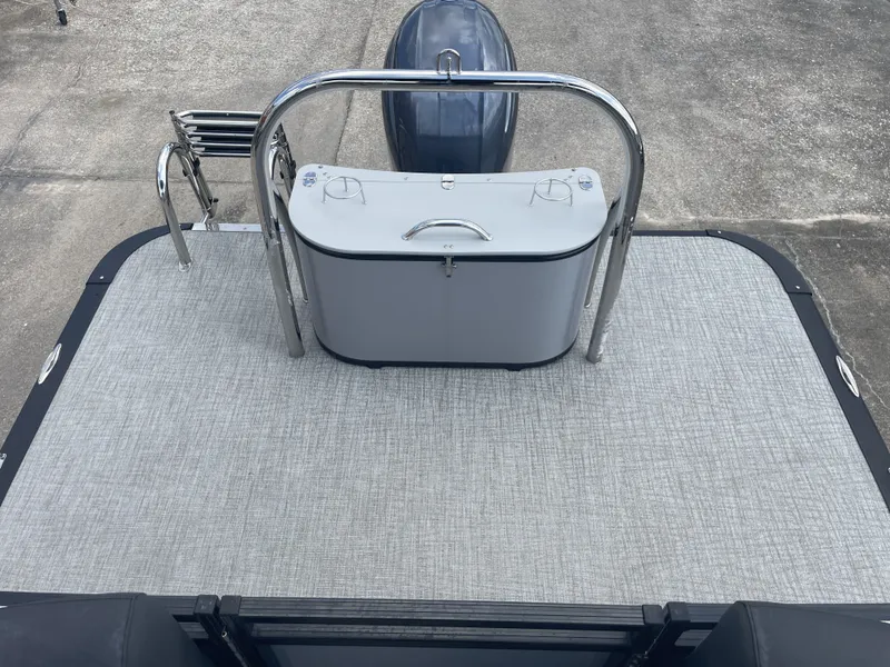 Slide: The Image of Tahoe AVALON LTZ QL21T 2024 - 30