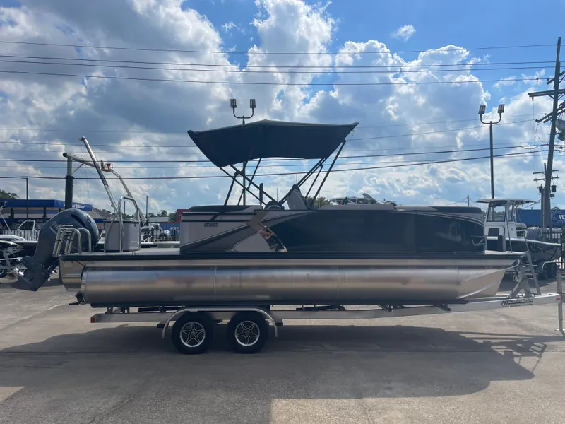 Slide: The Image of Tahoe AVALON LTZ QL21T 2024 - 7