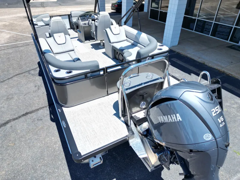 Slide: The Image of Tahoe LTZ QL23T DX 2025 - 8