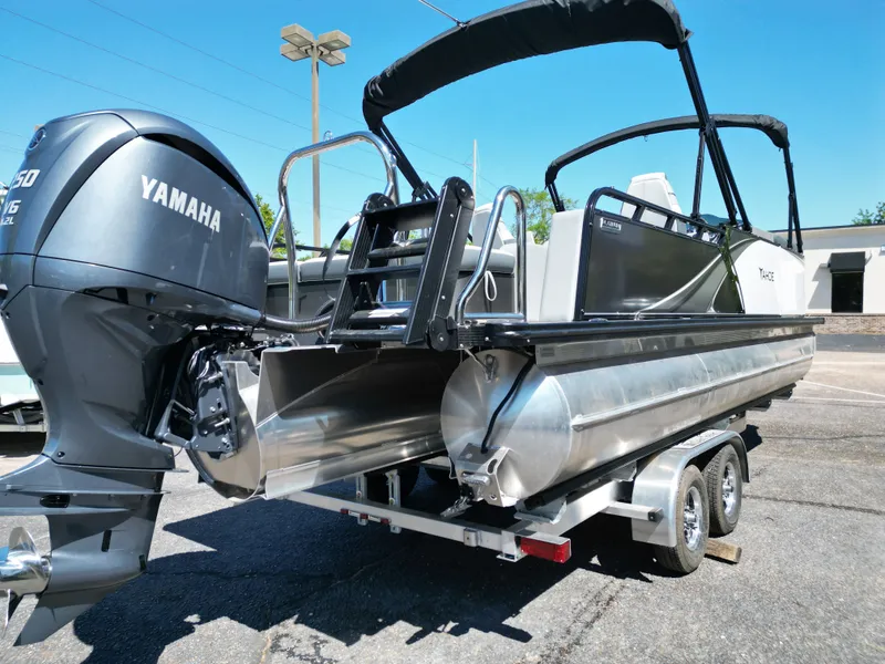 Slide: The Image of Tahoe LTZ VRB23T DX 2025 - 14