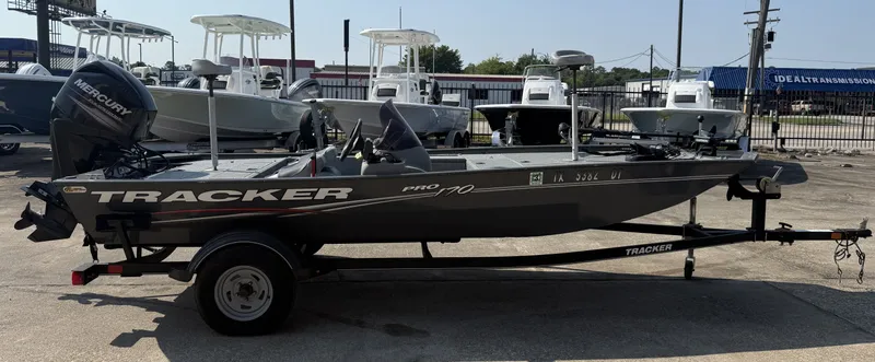 Slide: The Image of Tracker Pro 170 2017 - 6