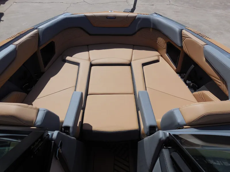 Slide: The Image of MasterCraft XStar 25 2026 - 15