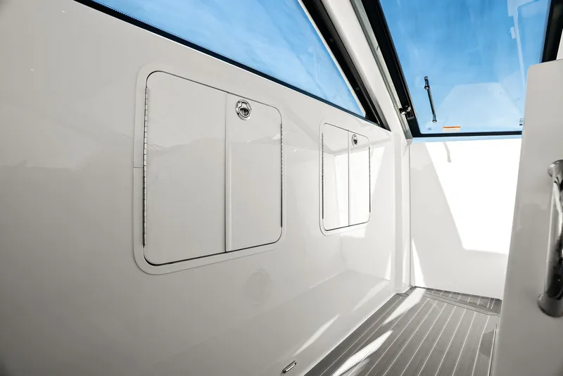 Slide: The Image of Cruisers 42 GLS Outboard 2026 - 38