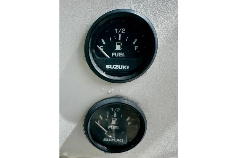 Slide: The Image of Control panel of a 1993 Marlin 35 CC Sportfish boat with Suzuki throttle. - 52