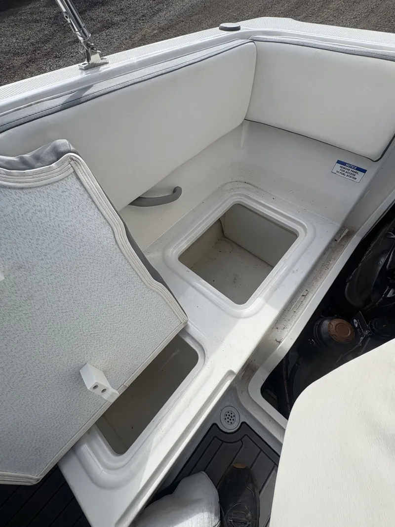 Slide: The Image of Bayliner VR4 Bowrider I/O 2019 - 14