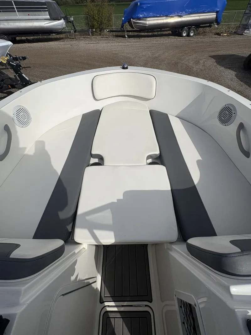 Slide: The Image of Bayliner VR4 Bowrider I/O 2019 - 20
