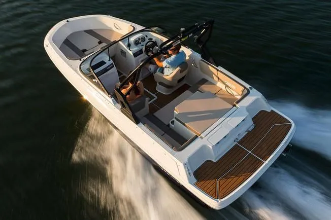 Slide: The Image of Bayliner VR4 Bowrider I/O 2019 - 30