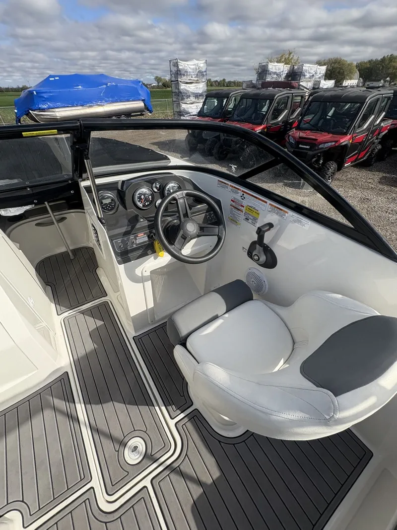 Slide: The Image of Bayliner VR4 Bowrider I/O 2019 - 7