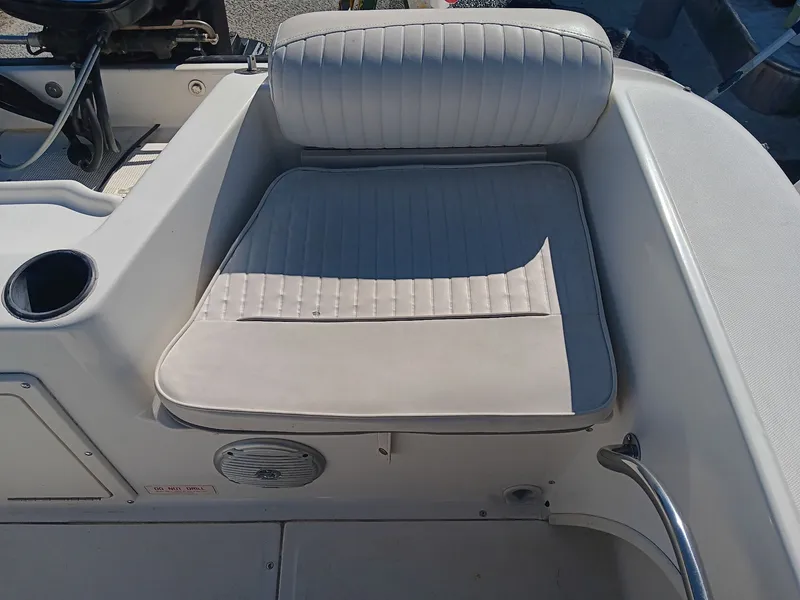 Slide: The Image of Boston Whaler 18 Ventura 2001 - 18