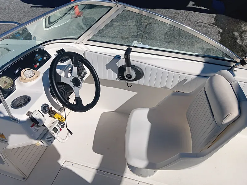 Slide: The Image of Boston Whaler 18 Ventura 2001 - 24