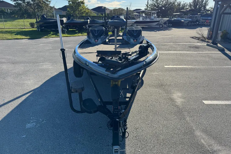 Slide: The Image of 2022 Ranger Z520R Cup-Equipped boat on trailer in parking lot. - 10