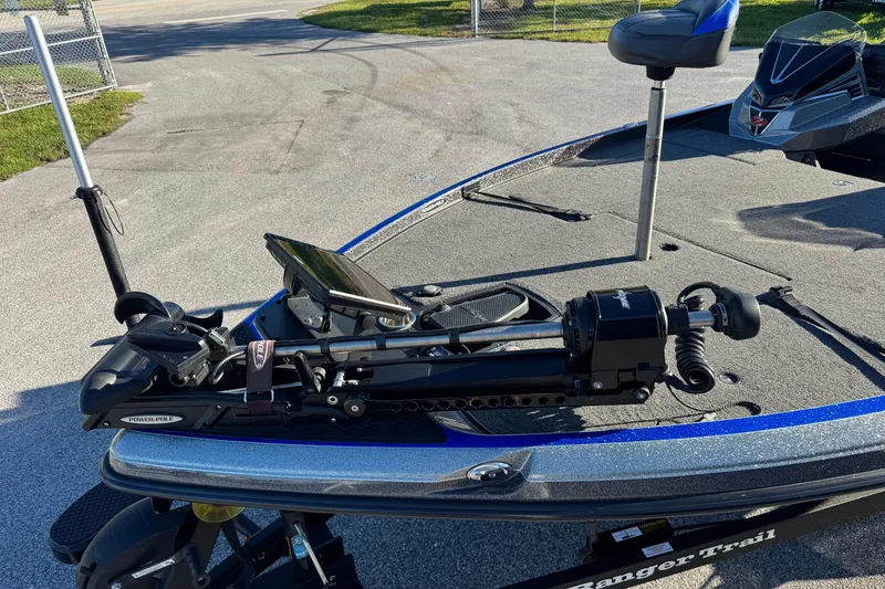 Slide: The Image of 2022 Ranger Z520R Cup-Equipped boat with advanced trolling motor and Power-Pole system. - 9