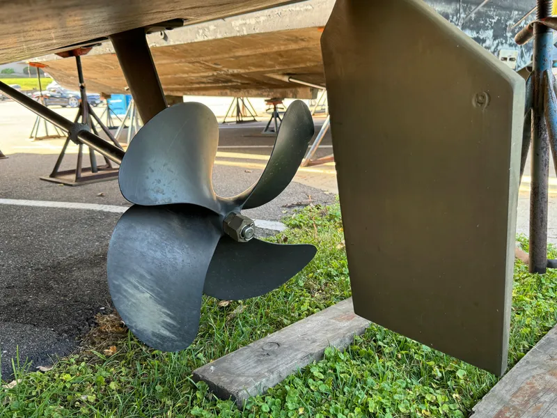 Slide: The Image of Meridian 381 Sedan 2004 - 62