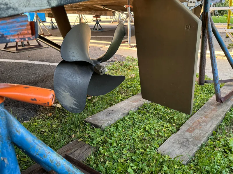 Slide: The Image of Meridian 381 Sedan 2004 - 63