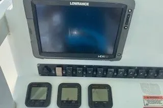 Slide: The Image of Control panel of a 2014 Sea Hunt Gamefish 25 with Lowrance display and gauges. - 10