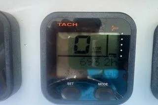 Slide: The Image of Tachometer display on 2014 Sea Hunt Gamefish 25 boat showing 633.2 hours. - 11