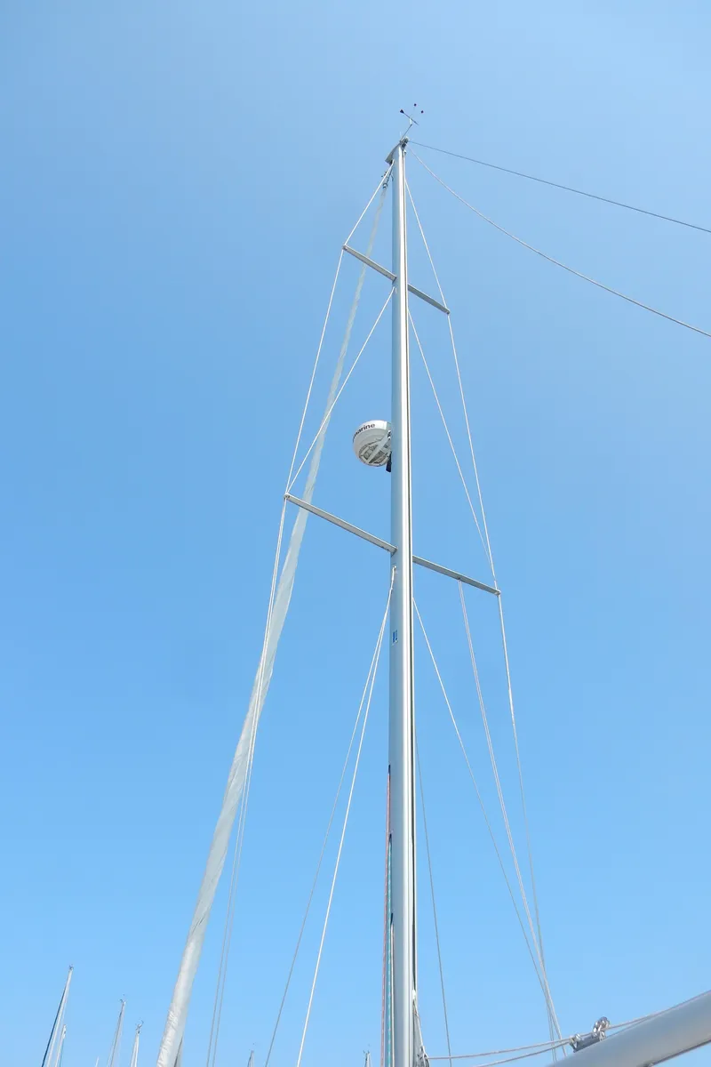 Slide: The Image of Mast of 2004 Catalina 350 sailboat against clear blue sky. - 15