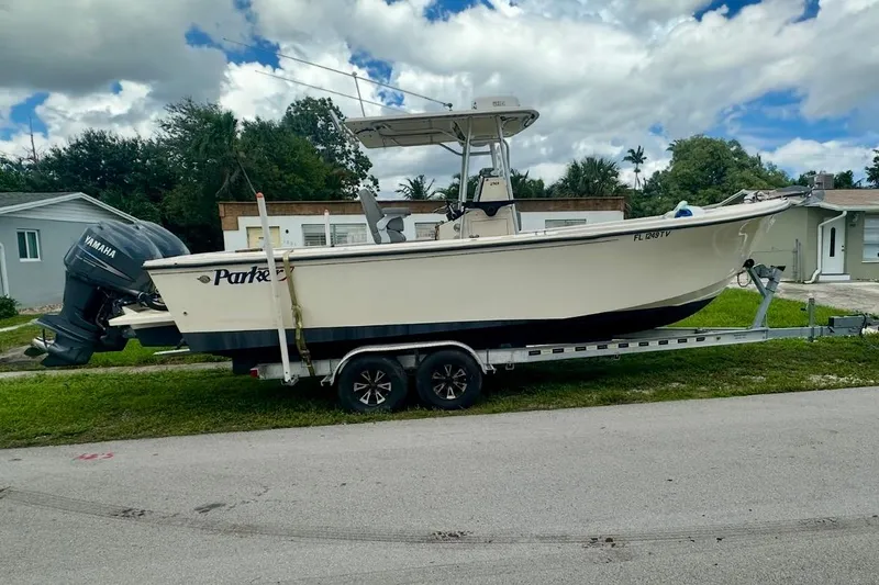 The Image of 2007 Parker 2501 Center Console boat on trailer with Yamaha engine, parked outdoors. - 0