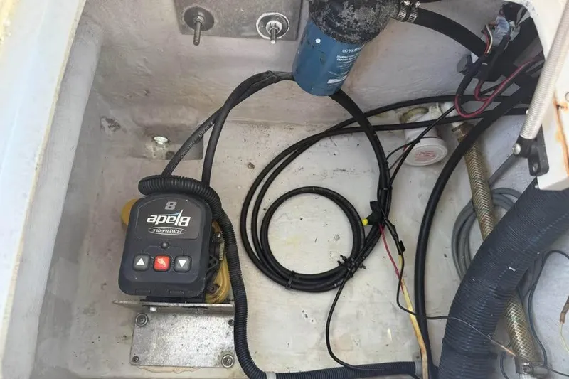 Slide: The Image of 2008 Shallow Sport 18SS boat wiring and control panel setup. - 12