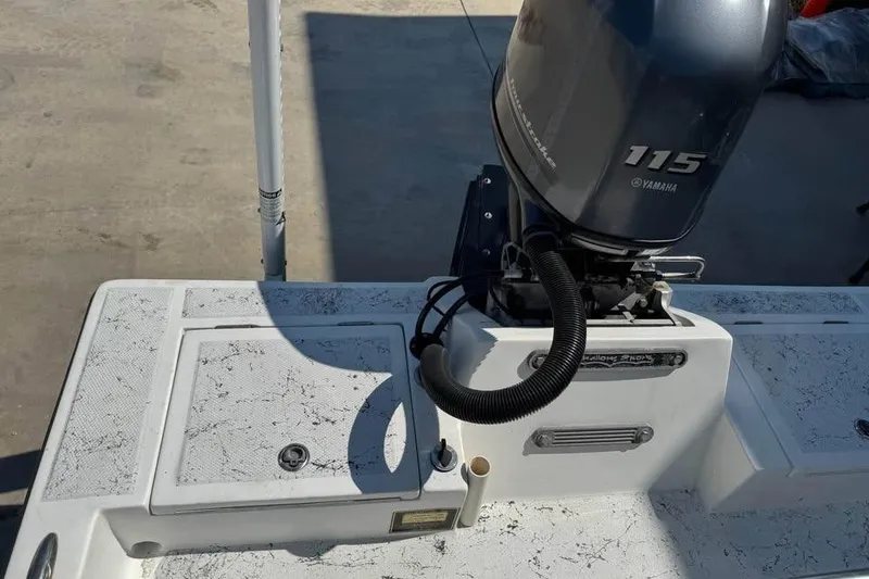 Slide: The Image of 2008 Shallow Sport 18SS boat with Yamaha 115 outboard motor, rear deck view. - 17
