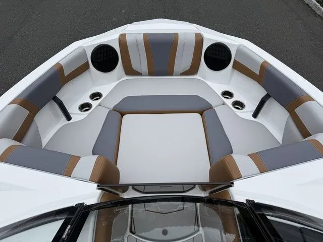 Slide: The Image of Malibu Wakesetter 21 LX 2026 - 10