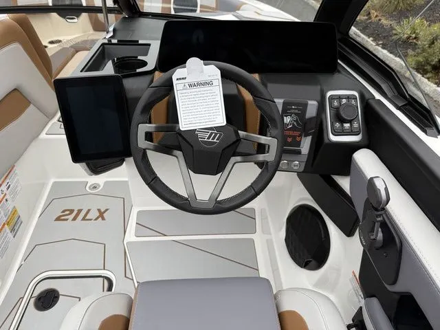 Slide: The Image of Malibu Wakesetter 21 LX 2026 - 6