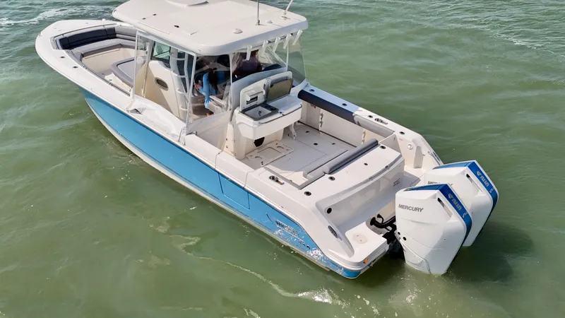 Slide: The Image of Boston Whaler 330 Outrage 2026 - 15