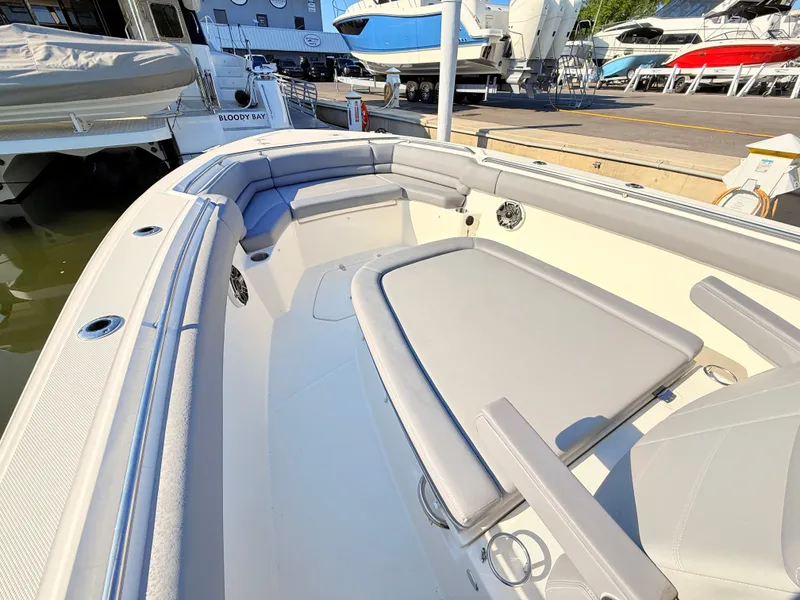 Slide: The Image of Boston Whaler 330 Outrage 2026 - 18